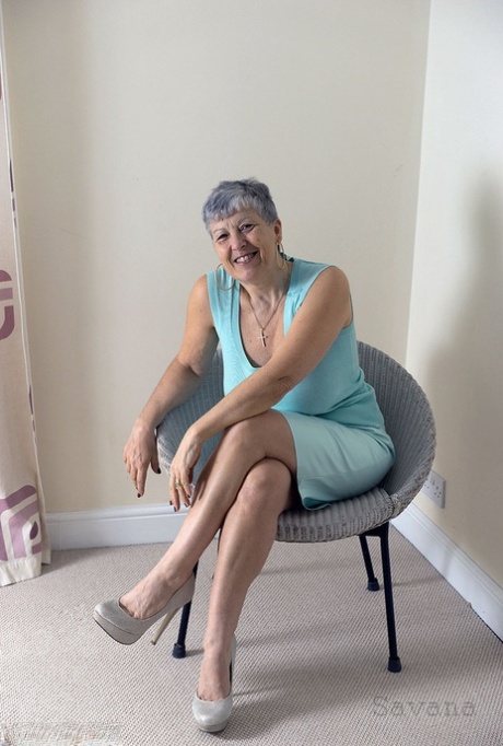 jambes de grand-mère nue en haute qualité archive