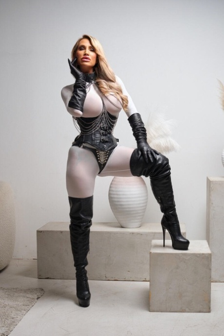 lingerie en cuir joli art galerie