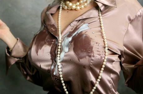 éjacule sur les vêtements sexy jolie image