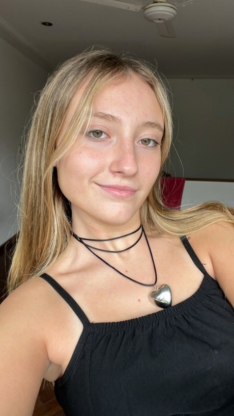 selfie blond nu pornographique archive
