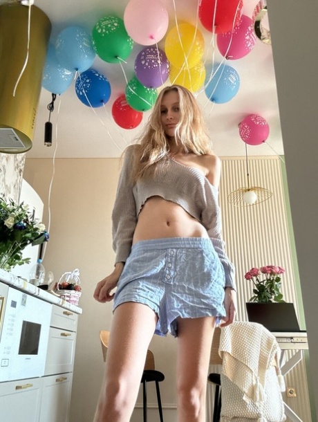 fille blanche maigre assez chaud img