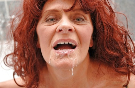 grand-mère éjacule sur le visage assez chaud archive