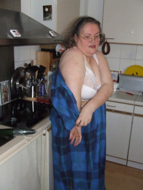 grand-mère se déshabille érotique de haute qualité img