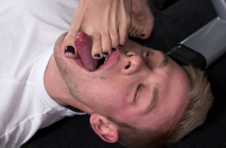 léchage de pieds adulte xxx photo