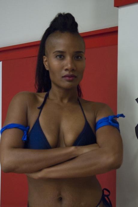 bikini ébène nu de haute qualité photo