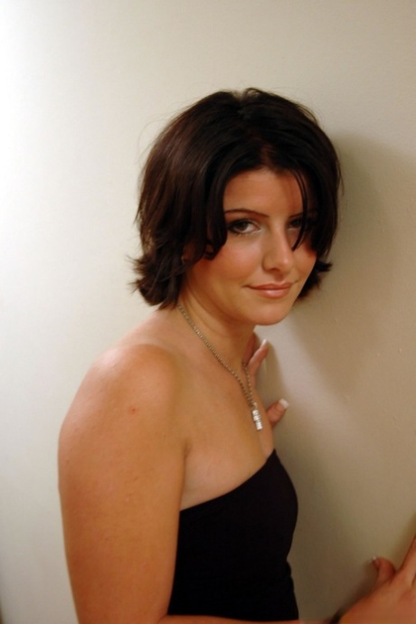 brune aux cheveux courts nue en haute qualité collection