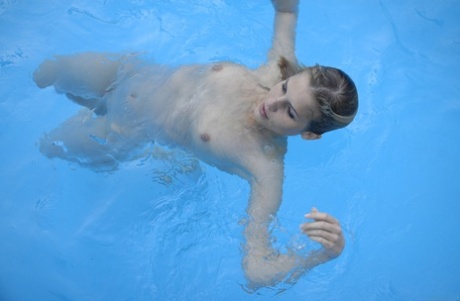 sous leau nus parfaits image