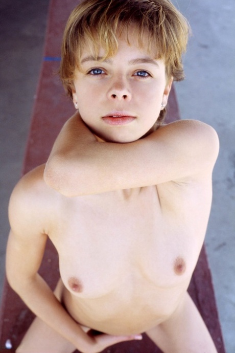 adolescente à poitrine plate hd galerie