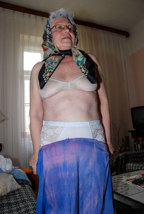 sous-vêtements de grand-mère sexe hd photos