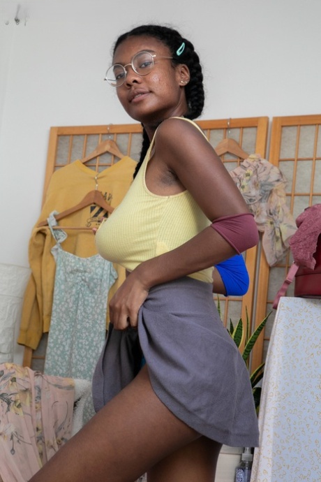 ado sous la jupe sans culotte la plus belle des photos