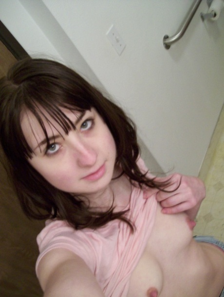 selfie avec petits seins sympa érotique archive