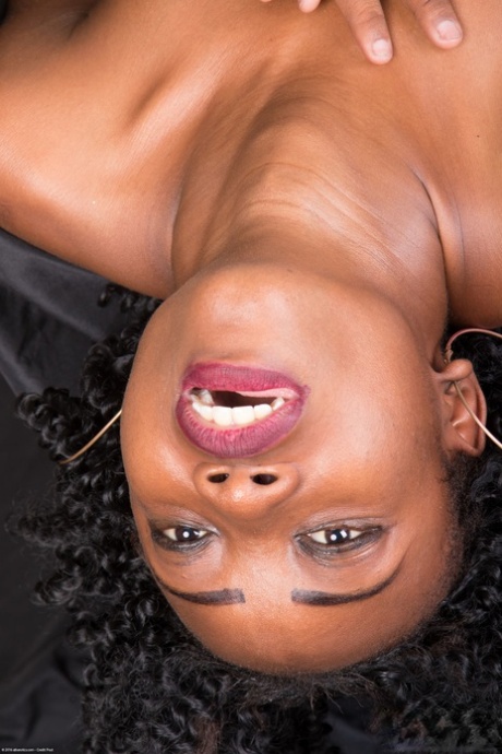 milf ébène courbée parfait nu img