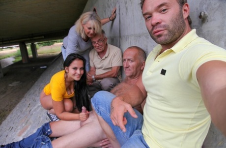 vecchio che scopa giovane sesso nudo foto