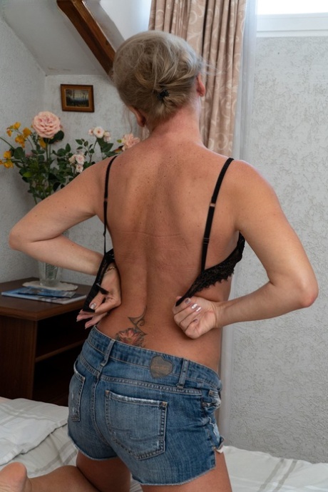 déshabillage mature sympa érotique images