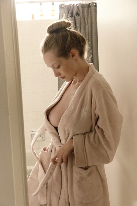 petite adolescente aux gros seins érotique photo