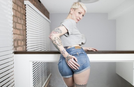 milf blonde aux cheveux courts haut nu image