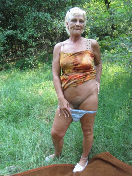 vieille grand-mère poilue xxx pornographique image
