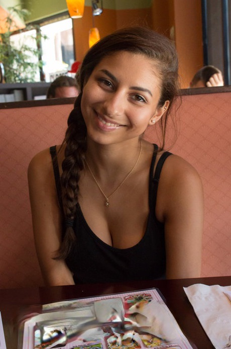 petite latina jolie adulte photos