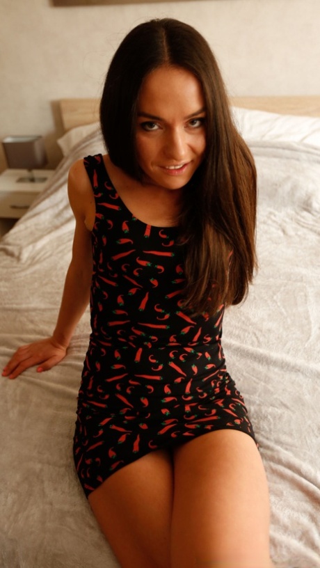 petite brune bon images