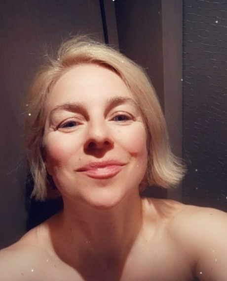 blonde aux courbes généreuses parfait et sexy images