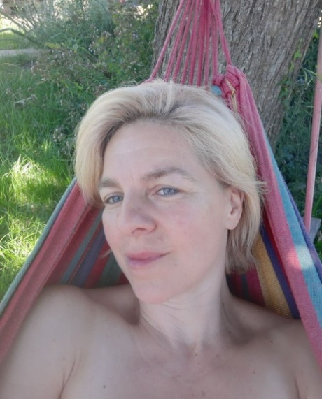 mature excitée nu parfait galeries