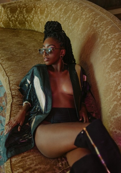 peau foncée ébène nu sexy photos