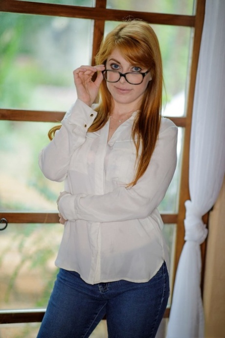 brune aux yeux bleus sexy exclusif archive