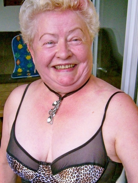 lingerie gilf nus pornographiques archive