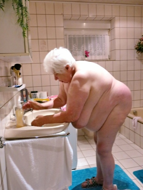 grand-mère potelée chaud nu images