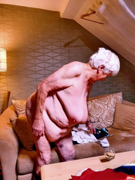 grand-mère méchante nu parfait des photos