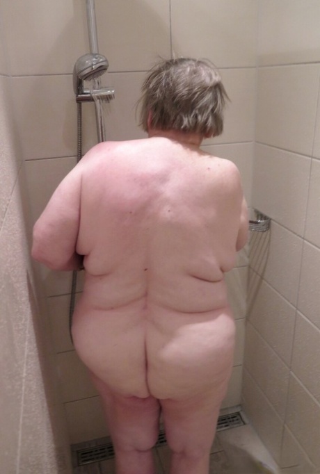 grand-mère penchée xxx sympa galeries