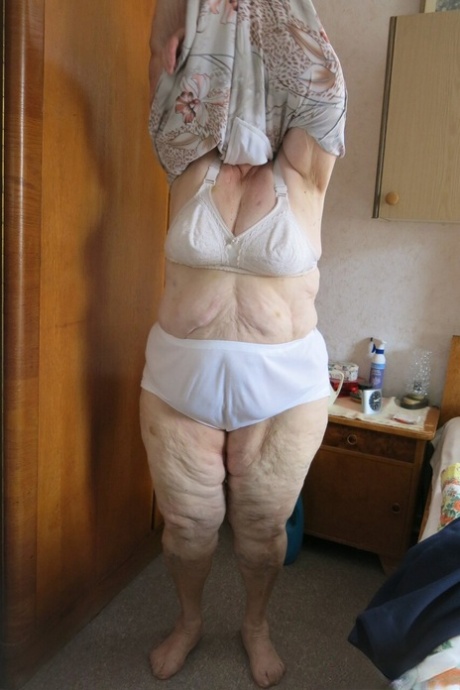 grand-mère se déshabille beau pornographique collection
