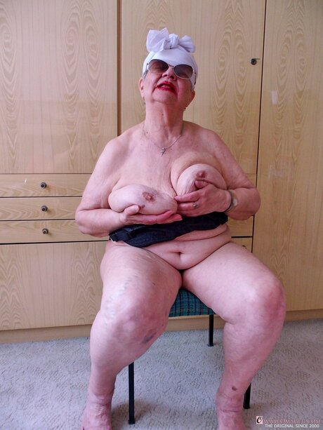 grand-mère aux gros seins assez chaud galeries