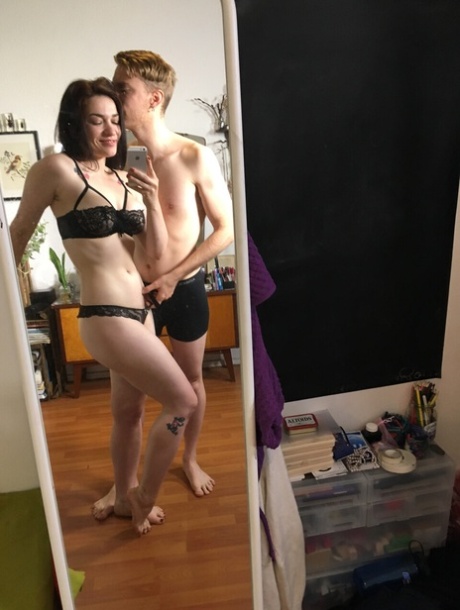 selfie en lingerie nu pornographique image