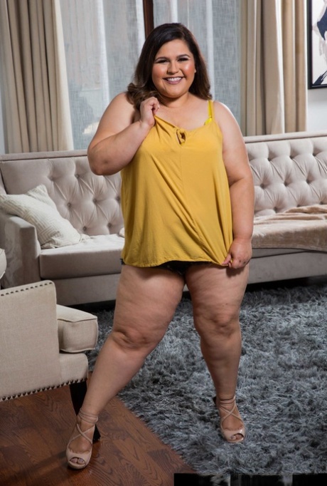branlette avec les pieds en ébène jolis nus img